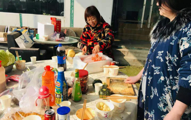 成都香草山示美園藝設計有限公司全體員工及弟兄姊妹在苗圃組織燒烤活動(dòng)。